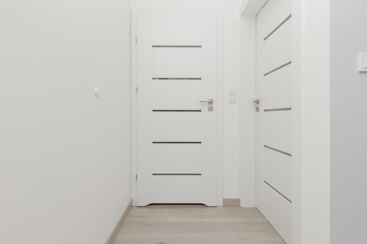 Cozy Apartment With Parking Bakalarska By Noclegi Renters Варшава Екстер'єр фото